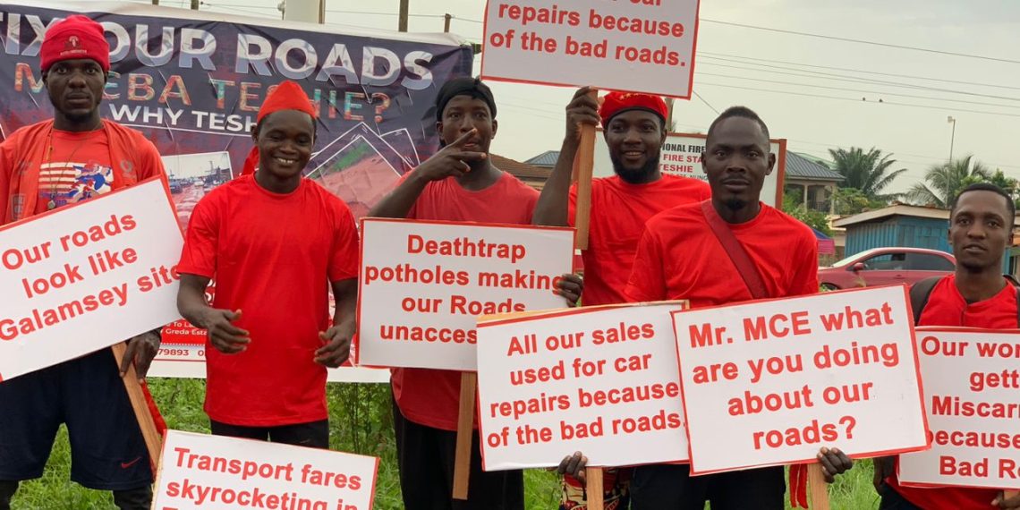 Teshie residents hold placards in protest against bad roads