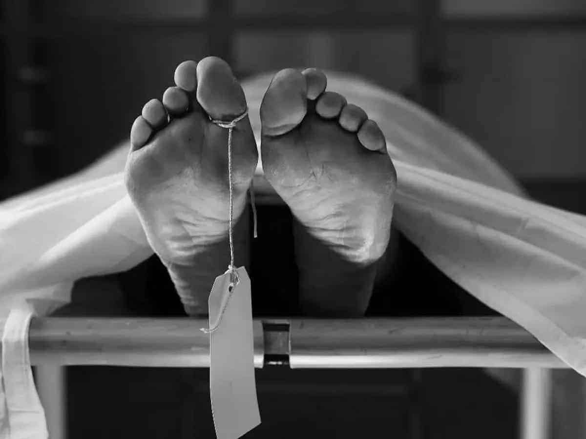 feet of a dead person with a mortuary tag