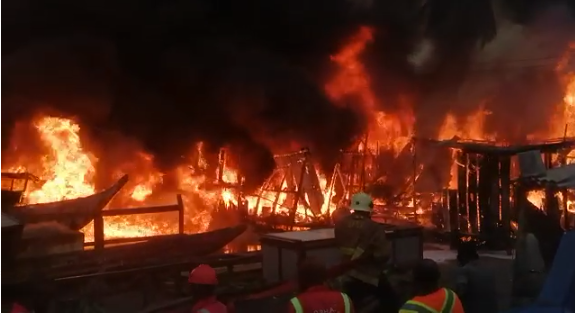 Fire razing down parts of the Makola Market